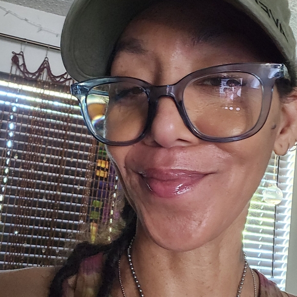 Meet Your Posher 🖤 divynestock (Ivy) - Picture 1 of 8